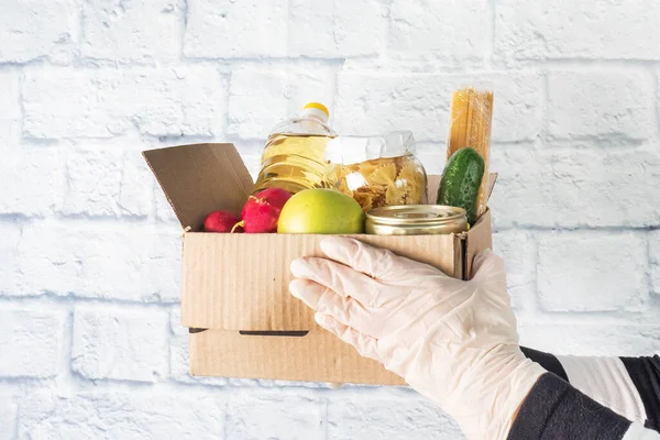 Lebensmittelspende Einer Schachtel Grauer Hintergrund Kopierraum — Stockfoto