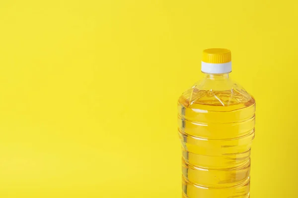 Botol Plastik Dengan Minyak Sayur Dengan Latar Belakang Kuning Salin — Stok Foto