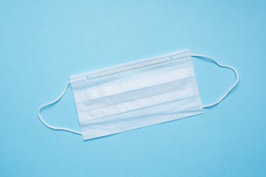 Tek kullanımlık tıbbi yüz maskeleri. Virüsün önlenmesi kavramı. Mavi arka plan. Boşluğu kopyala