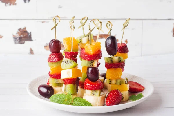 Fruta Fresca Espetos Conceito Buffet Para Uma Festa Verão Espaço — Fotografia de Stock