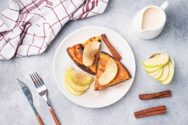 Elma ve tarçın baharatlı süzme peynir güveci. Sağlıklı bir kahvaltı kavramı