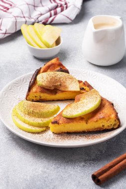 Elma ve tarçın baharatlı süzme peynir güveci. Sağlıklı bir kahvaltı kavramı