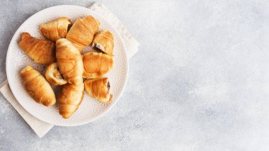 Çikolatalı kruvasanlar gri bir arka planda. Boşluğu kopyala