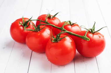 Dalda kiraz domatesleri. Beyaz arka planda taze kırmızı domatesler. Boşluğu kopyala