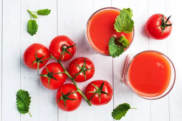 Tomato Juice Glass Glasses Fresh Ripe Tomatoes Branch White Wooden — Stock Photo, Image