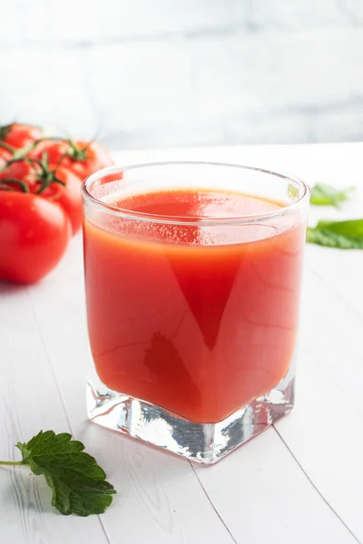 Jugo Tomate Los Vasos Cristal Los Tomates Frescos Maduros Una — Foto de Stock