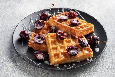 Taze kiraz ve kremalı Belçika flüt waffle 'ı. Yumuşak ev yapımı waffle, kirazlı tatlı