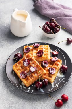 Taze kiraz ve kremalı Belçika flüt waffle 'ı. Yumuşak ev yapımı waffle, kirazlı tatlı