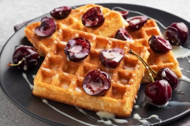 Taze kiraz ve kremalı Belçika flüt waffle 'ı. Yumuşak ev yapımı waffle, kirazlı tatlı