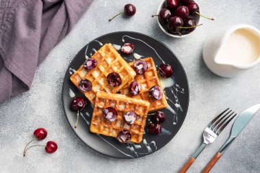 Taze kiraz ve kremalı Belçika flüt waffle 'ı. Yumuşak ev yapımı waffle, kirazlı tatlı