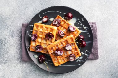 Taze kiraz ve kremalı Belçika flüt waffle 'ı. Yumuşak ev yapımı waffle, kirazlı tatlı fotokopi alanı