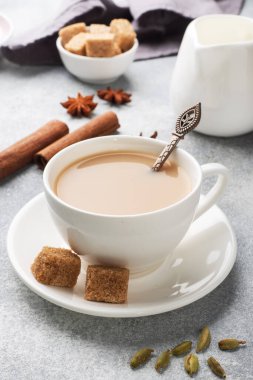 Hintli, sütlü ve baharatlı masala çayı içer. Kakule, tarçın yıldızı anason kamışı şekeri yapıştırır