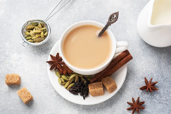 インド人は牛乳とスパイスでマサラ茶を飲む カルダモンスティックシナモンスターアニスサトウキビ砂糖 — ストック写真