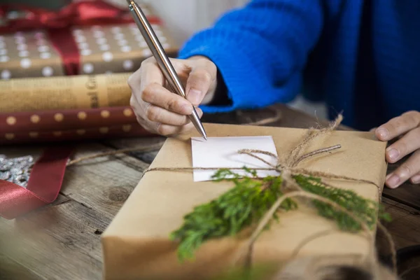 Mujer preparando regalos para Navidad —  Fotos de Stock