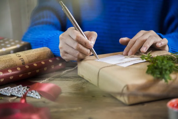 Mujer preparando regalos para Navidad —  Fotos de Stock