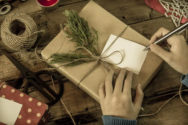 Mulher preparando presentes para o Natal — Fotografia de Stock