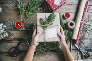 Hediyeler Noel ve sunduğu haber için hazırlanıyor.