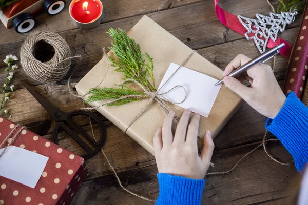 Escritura a mano en regalos de Navidad . —  Fotos de Stock