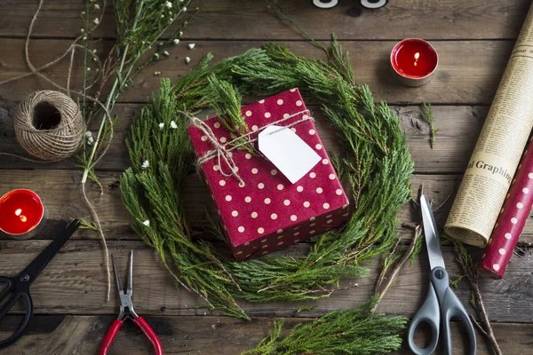 Envoltorio de regalo hecho a mano para Navidad y Año Nuevo —  Fotos de Stock