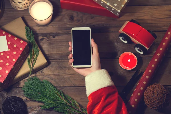 Санта-Клаус с помощью смартфона смастерил копирайт для Рождества — стоковое фото