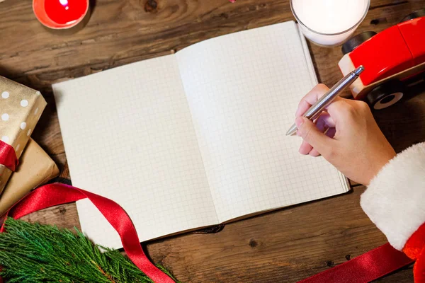 Santa escritura a mano en el libro de Navidad . —  Fotos de Stock