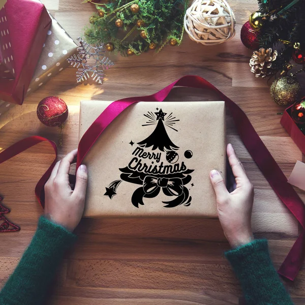 Foto aérea de regalos de Navidad y papeles de regalo —  Fotos de Stock
