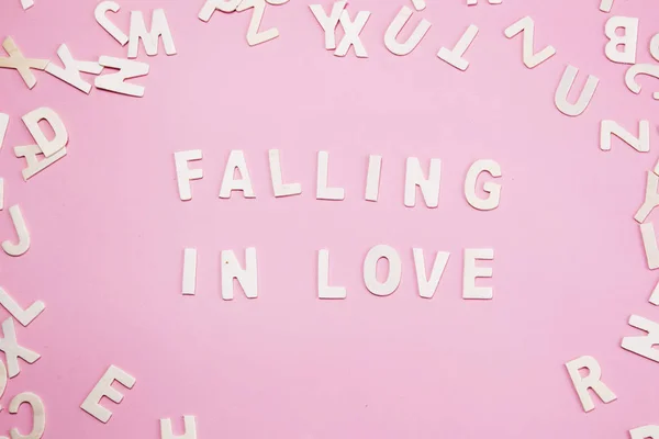 Clasificación de letras Enamorarse en rosa . — Foto de Stock