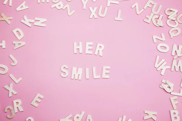 Sorterer brev Smilet hennes på rosa . – stockfoto