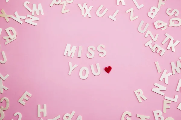 Trier les lettres MISS YOU sur rose . — Photo