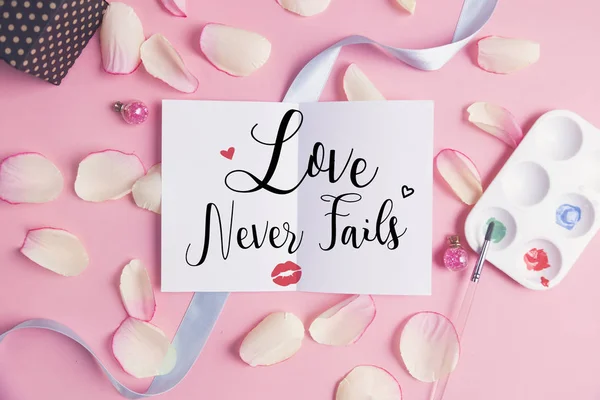El amor nunca falla en el fondo pastel . — Foto de Stock