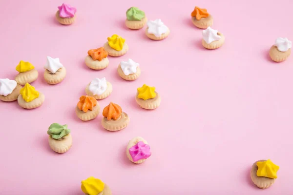 Söta cookie på rosa bakgrund. — Stockfoto