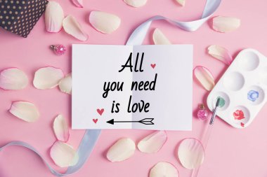 Sen nees sevgidir pastel arka plan üzerinde.