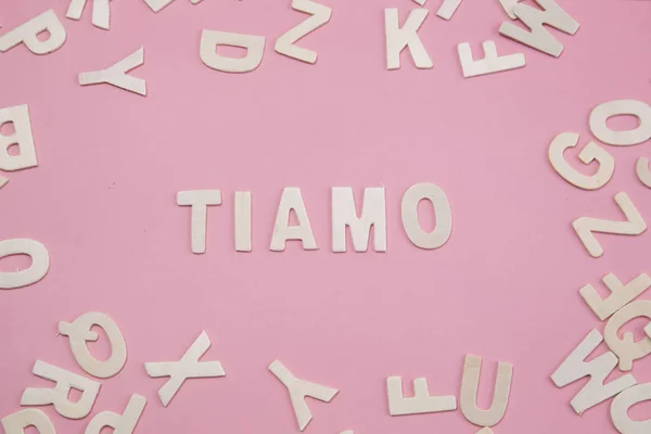 ピンクの文字 Tiamo を並べ替え. — ストック写真