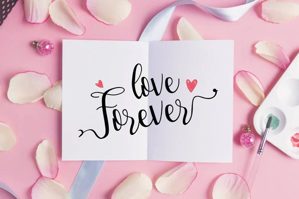 Love forever on pastel background. — Stock Photo, Image