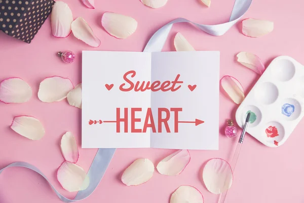 Cuerpo de Sweet Heart sobre fondo pastel . —  Fotos de Stock