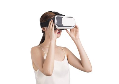 Sanal gerçeklik gözlüğü takan kadın..