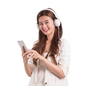 Asyalı kadın mobil kullanım için müzik dinleme.