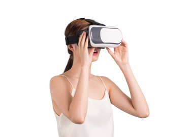 Sanal gerçeklik gözlüğü takan kadın..