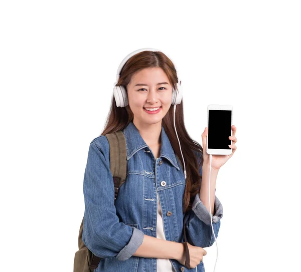 Азиатка использует мобильный телефон для прослушивания музыки . — стоковое фото