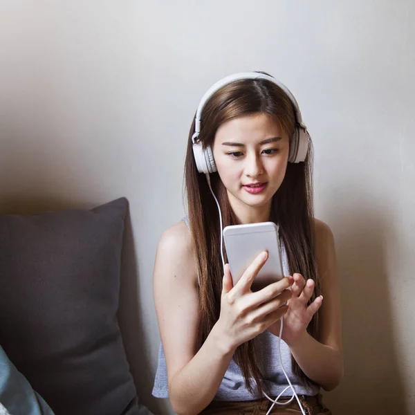 Le donne asiatiche usano lo smartphone nel negozio di caffè . — Foto Stock