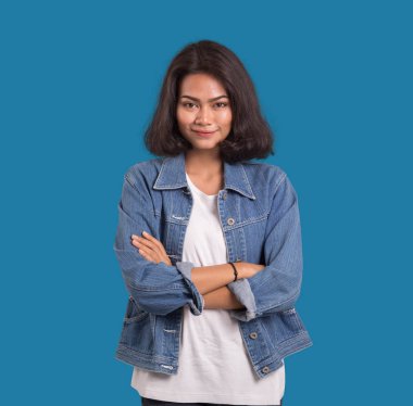 İzole üzerinde beyaz arka plan ayakta kadın