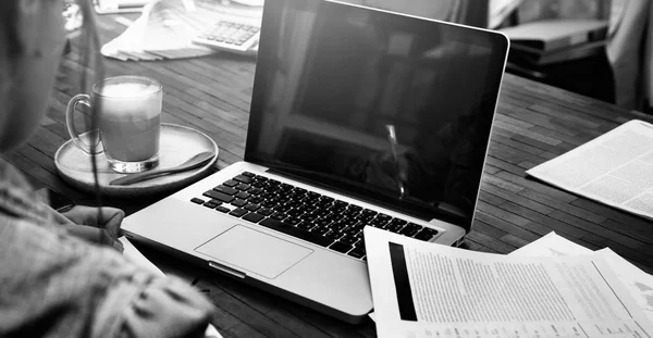 Pessoa de negócios usando computador portátil — Fotografia de Stock