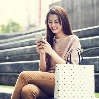 Genç Asyalı kadın kullanma smartphone