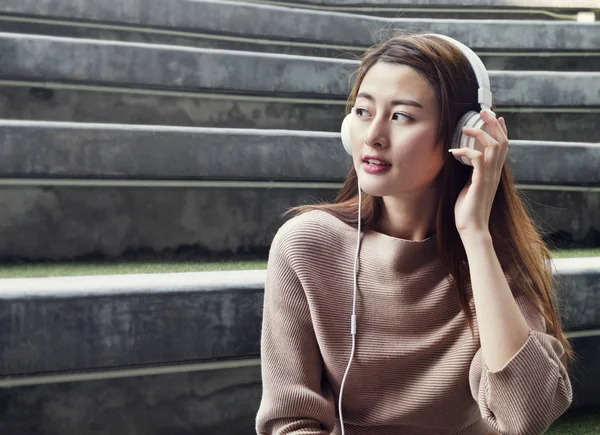 Jeune asiatique femme écoute musique — Photo