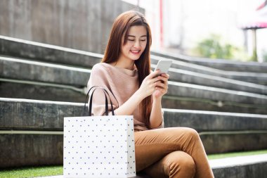 Genç Asyalı kadın kullanma smartphone