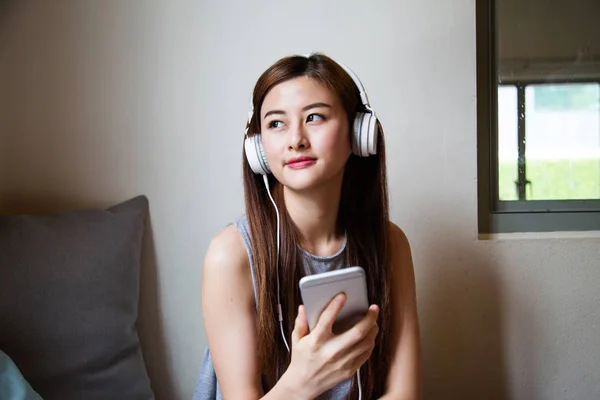 Jeune asiatique femme écoute musique — Photo