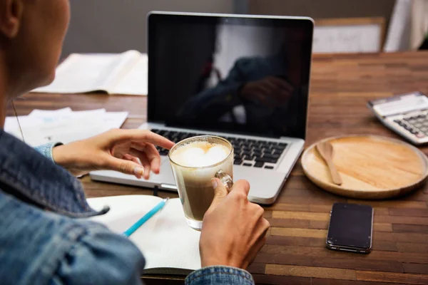 Persona commerciale che utilizza il computer portatile — Foto Stock