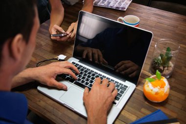 İş adamları bilgisayar dizüstü bilgisayar kullanmak.