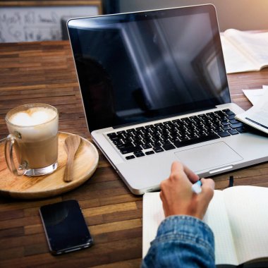 Dizüstü bilgisayar kullanan iş kişi