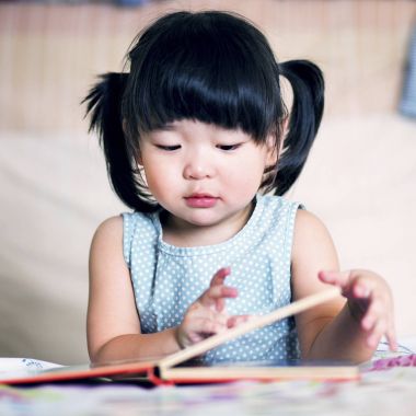 Sevimli ve güzel Asyalı çocuk okuma kitabı 